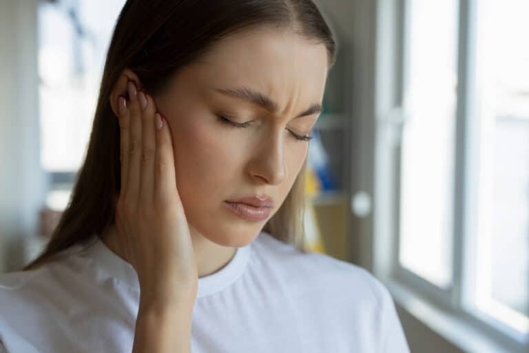 Woman with tinnitus and strong ear pain
